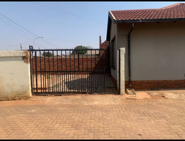 3 BEDROOM TOWNHOUSE FOR SALE IN PROTEA GLEN